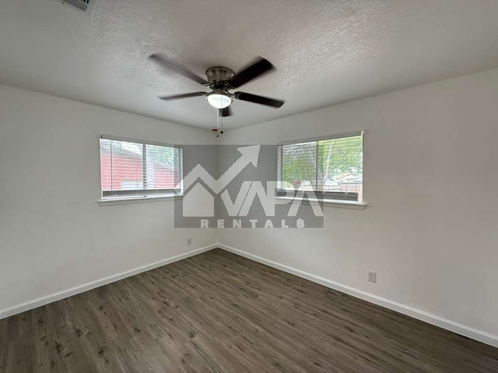 Building Photo - 5419-5419 Lk Grv Dr