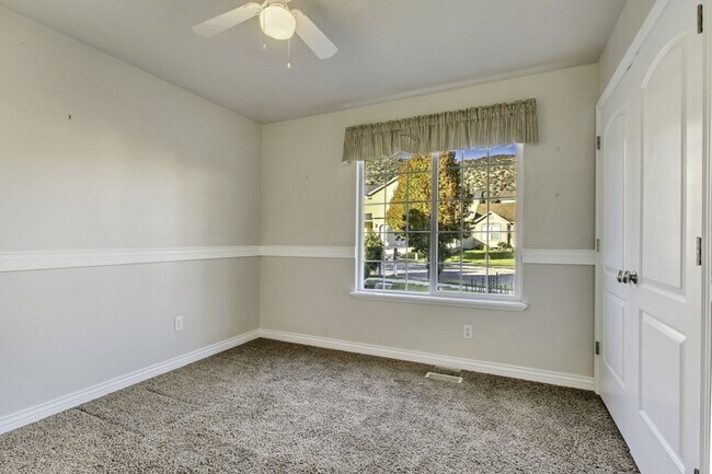 Building Photo - 6924 Chippewa Dr