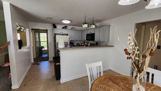 Building Photo - Convenient to west gate of Ft Moore