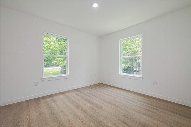 Building Photo - 606 Cresline St