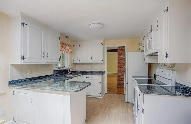 Building Photo - 15 Newbury Rd