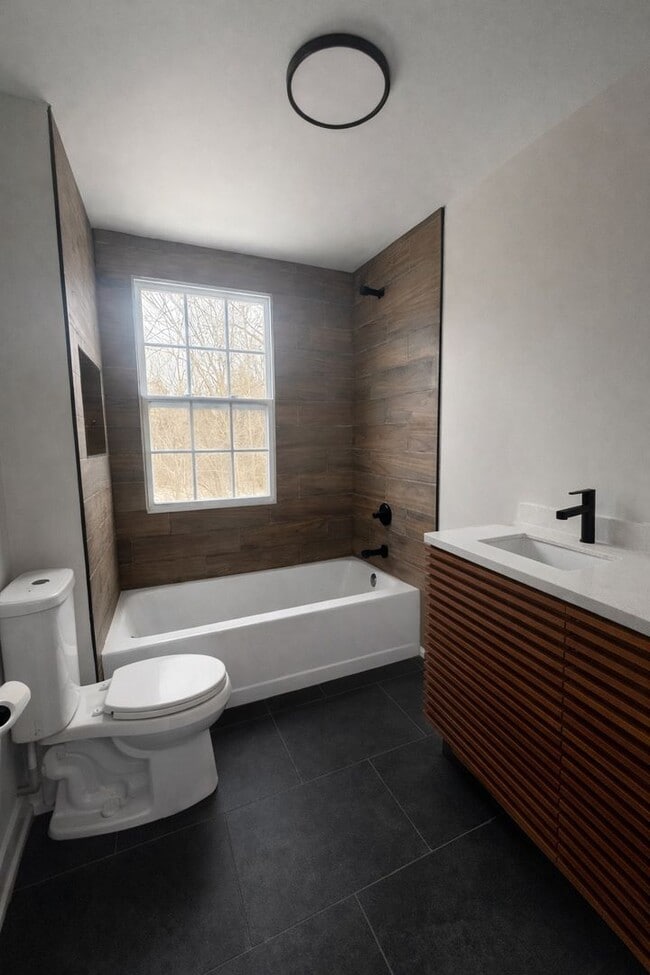 Building Photo - For Lease : 5 bedroom 1 1/2 bathroom fully renovated home in nice area. Call KPM 313-429-3244