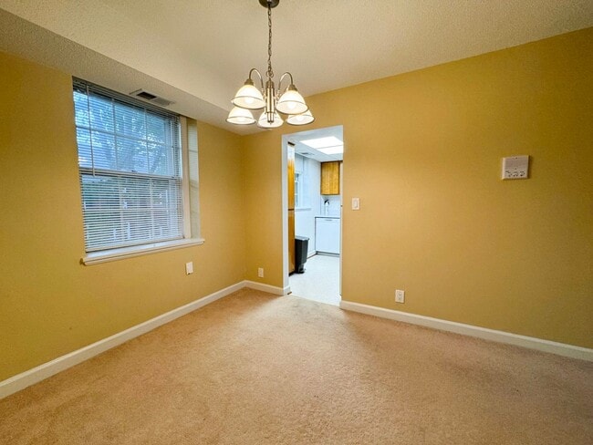 Building Photo - Charming 1 Bed 1 Bath Condo In Amenity-fil...