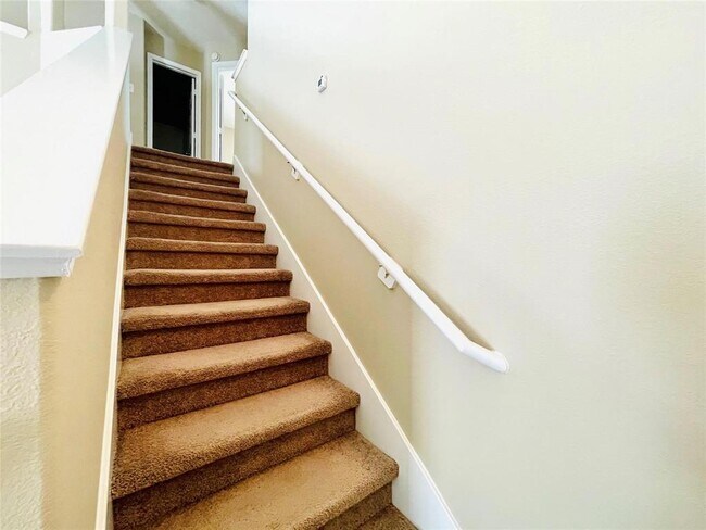 Building Photo - 6330 Applewood Forest Dr