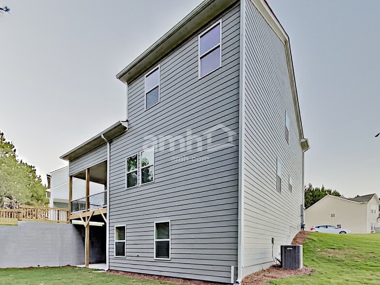 Building Photo - 553 Camp dr