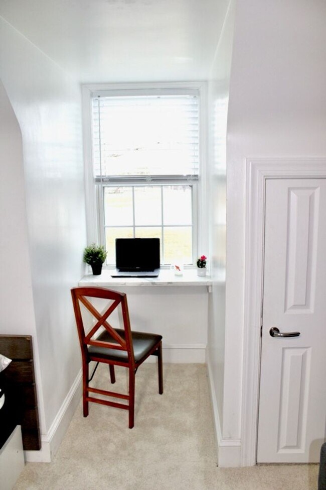 Building Photo - Fully-furnished, utilities included, 1 bed...
