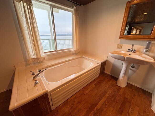 Building Photo - La Conner Home with Stunning View