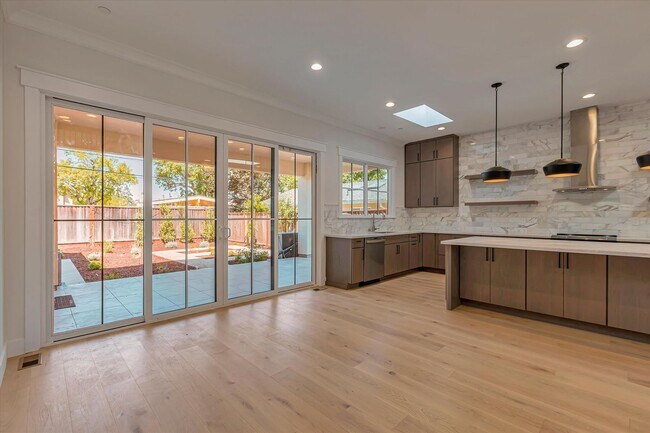 Building Photo - Newer High-Tech Home | Top Schools | Great...