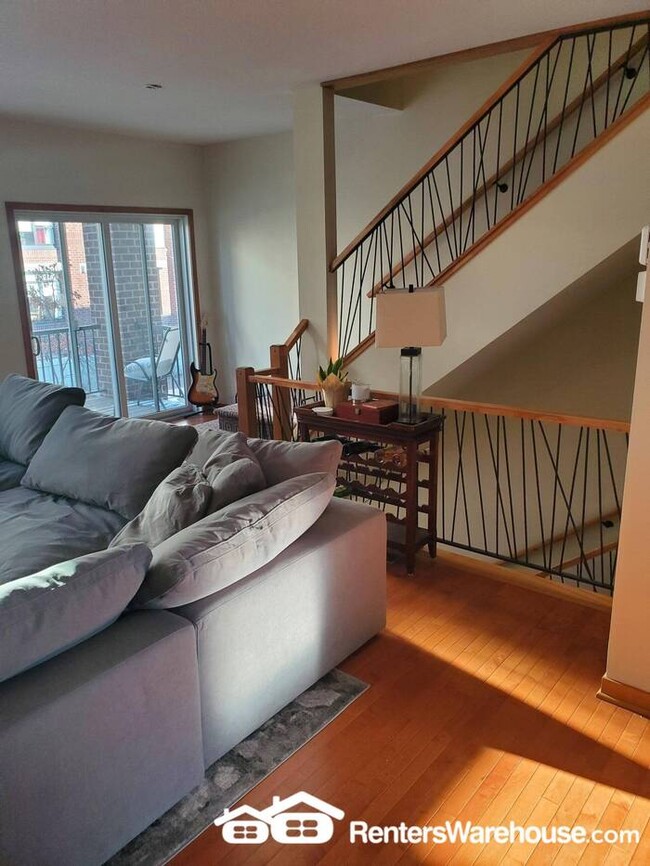 Building Photo - 2 Bedroom, 4 Bath Townhouse in a Great Riv...