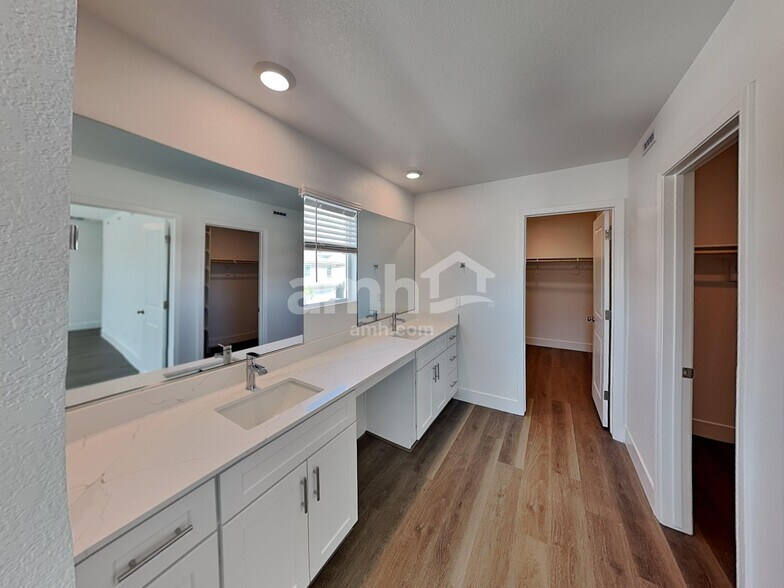 Building Photo - 5823 Vaes Dothrak St