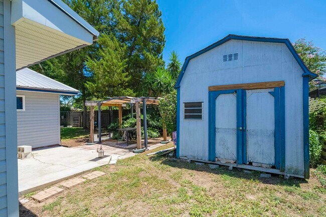 Building Photo - 328 Linden Rd