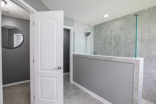 Building Photo - Stunning home in desirable neighborhood !