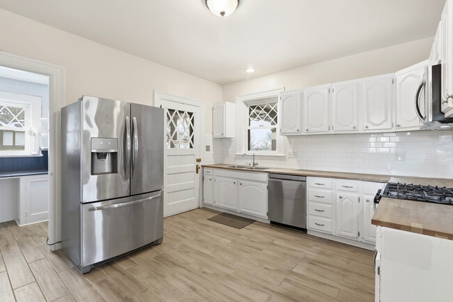 Building Photo - 1 Fox Hill Dr