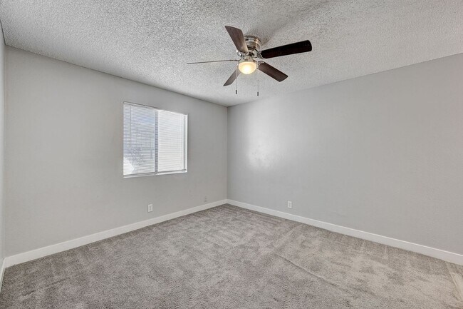 Building Photo - 1305 Kari Lee Ct