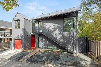 Building Photo - 907 W Annie St