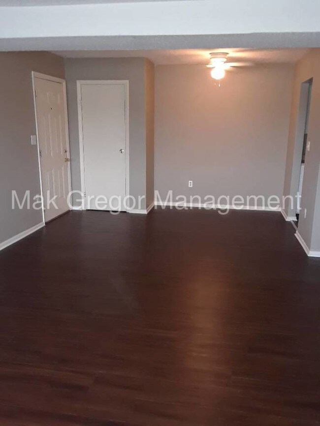 Building Photo - 2 BDRM Apt, New Flooring, Appliances, C/A.