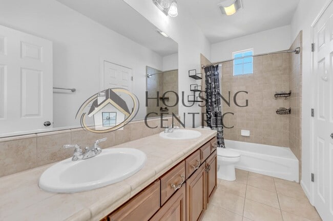 Building Photo - Beautiful Executive Home w/ Pool on 1/2 Ac...