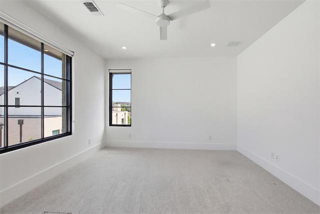 Building Photo - 9855 Kingsway Ave