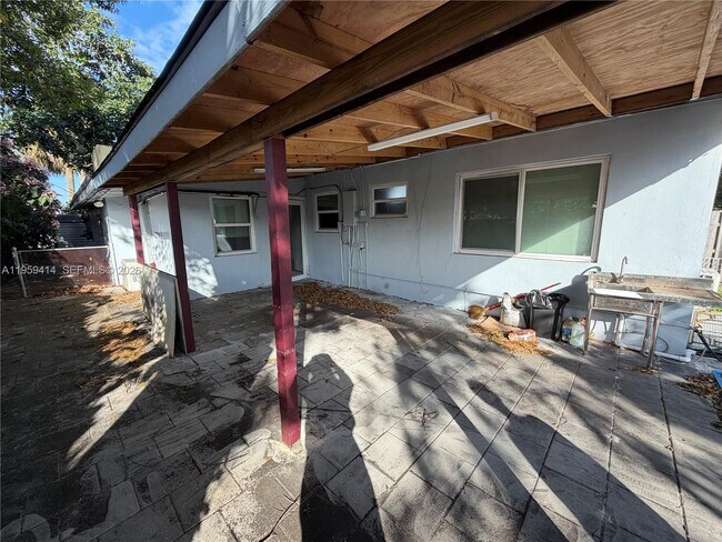 Building Photo - 4210 SW 10th St