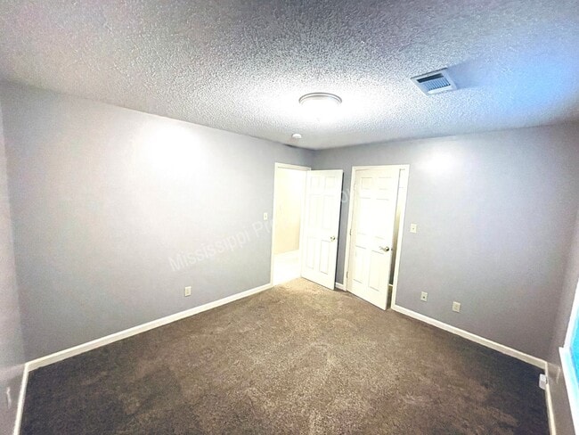 Building Photo - For Rent - 3BR/2BA + Garage