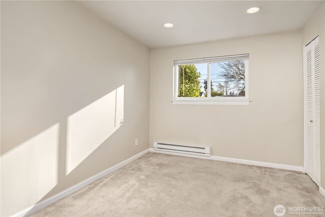 Building Photo - 5Bd/2Ba Shoreline House