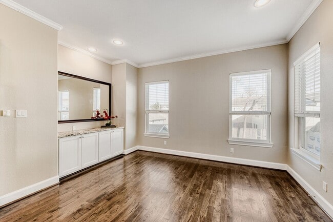 Building Photo - 1103 E 27th St