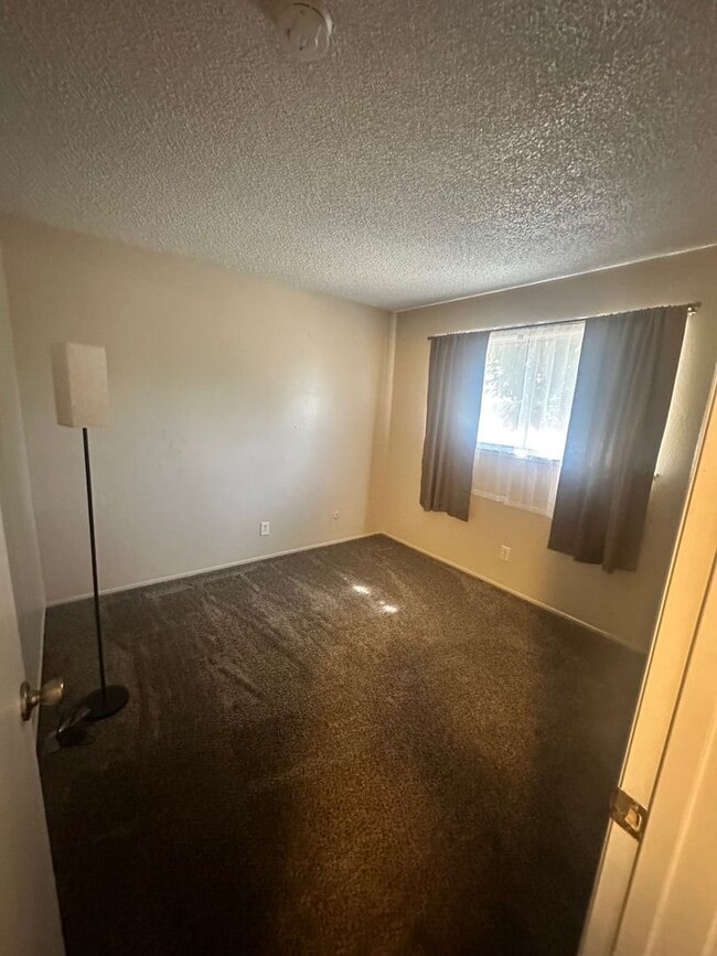 Building Photo - Updated Duplex Unit With Lincoln Schools