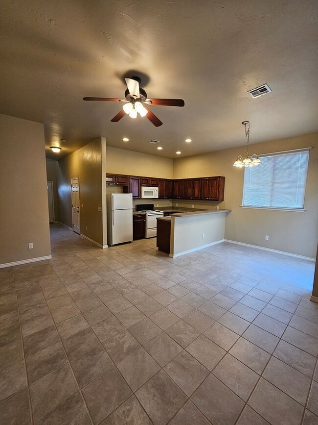 Building Photo - (3) Bed/(2.5) Bath Townhouse in Core Norman! Avail NOW!