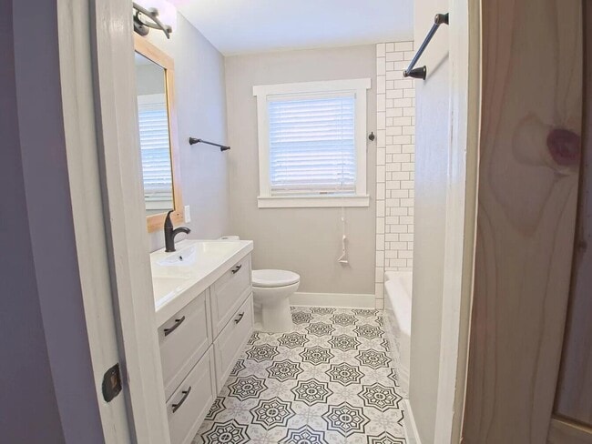 Building Photo - 821 Brett St S