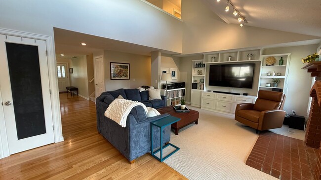 Building Photo - Pristine Single-Family Home in the Heart o...