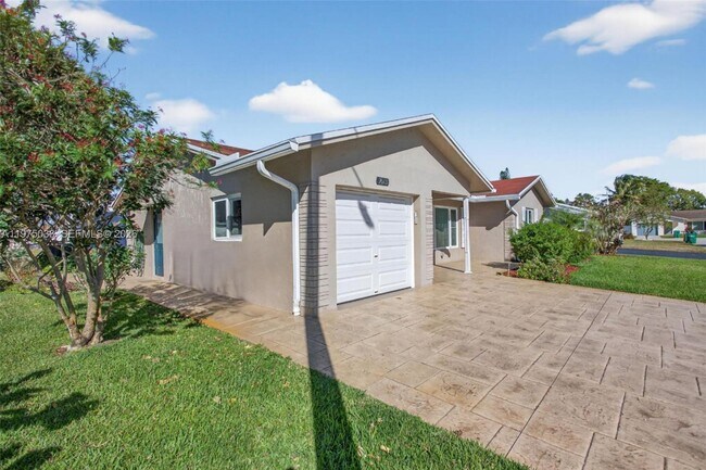 Building Photo - 7613 NW 67th Ave