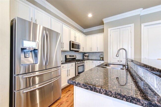 Building Photo - 1110 Sherwood Trail