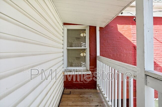 Building Photo - 118 S Locust St