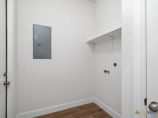 Building Photo - 530 Carriage House