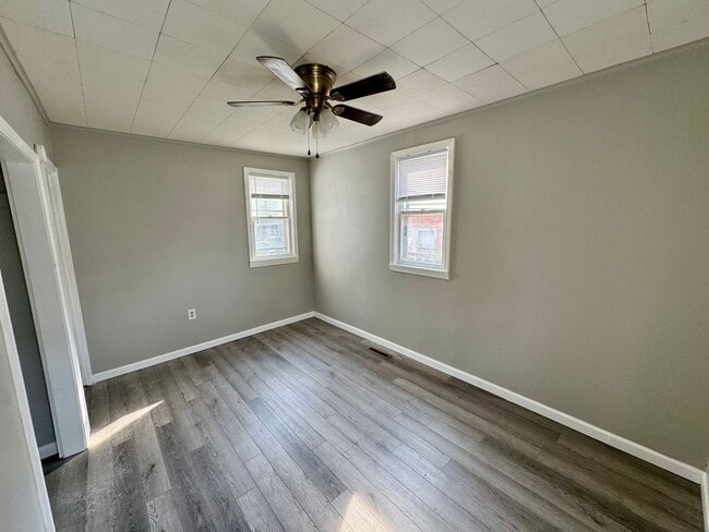 Building Photo - short term lease available