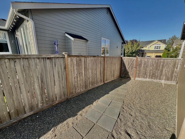 Building Photo - MOVE IN READY: 4bd 2.5ba 2,086 sq ft