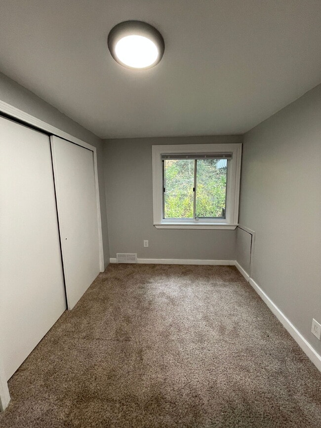 Building Photo - Renovated 2 bed 1 bath apartment in South Side!