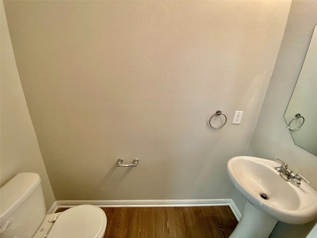 Building Photo - 516 E Slaughter Ln