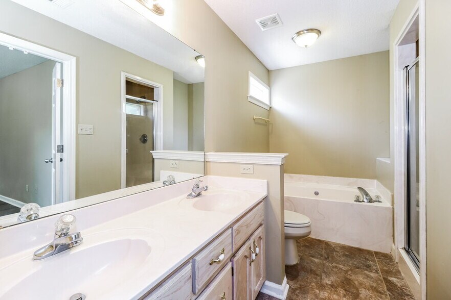 Building Photo - 9115 Park Crest Dr
