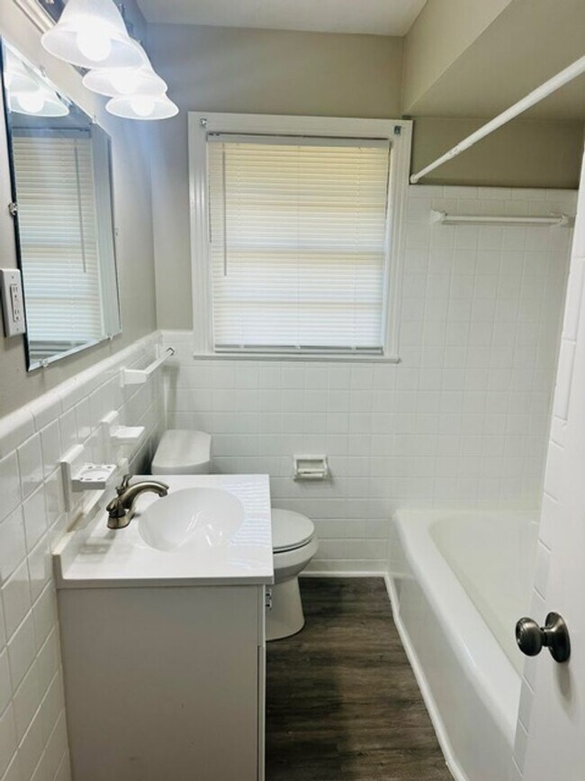 Building Photo - ** 5 Bed 2 Bath located in County Downs** ...