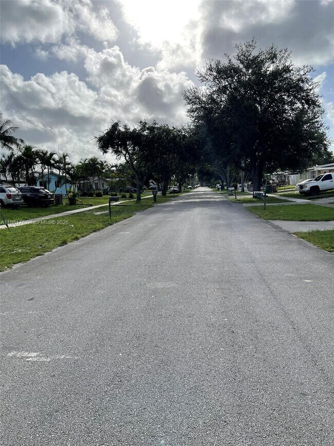 Building Photo - 5751 SW 38th Ct