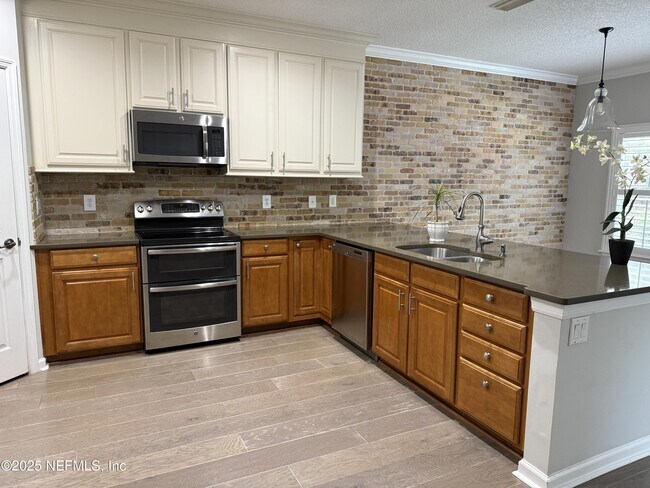 Building Photo - 1010 Garrison Dr
