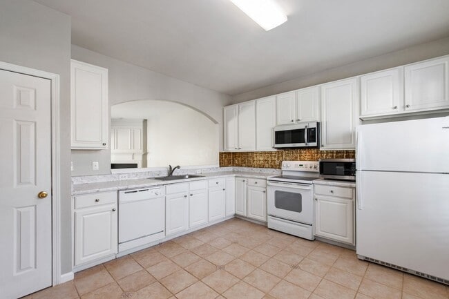 Building Photo - Beautiful End-Unit Townhome in Sought-After Breckenridge!