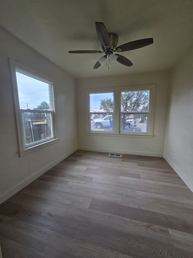 Building Photo - 2 Br 1 Ba with formal dining room