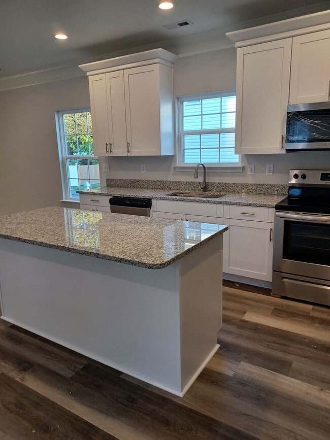 Building Photo - Newly Constructed 5 Bedroom Home in Hampton