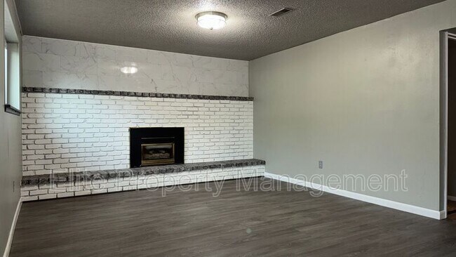 Building Photo - 4030 Ridge Dr