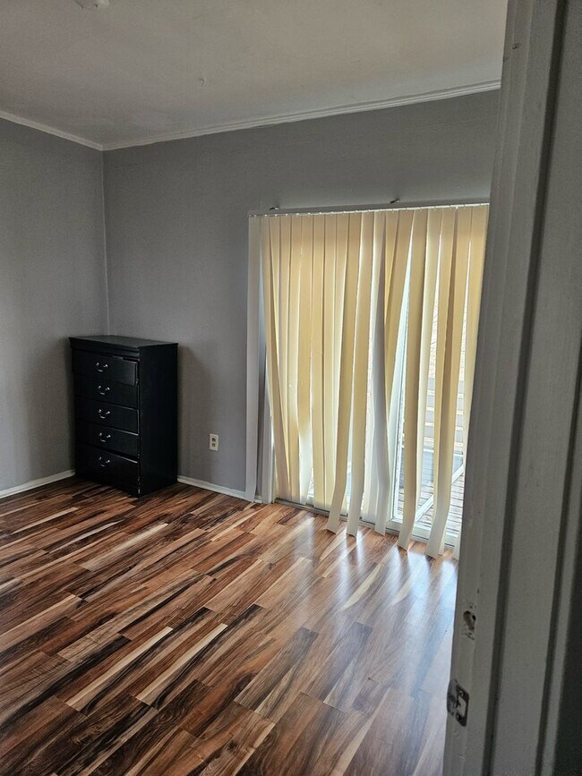 Building Photo - 2 bedroom/ 1 bathroom Detroit's Westside F...