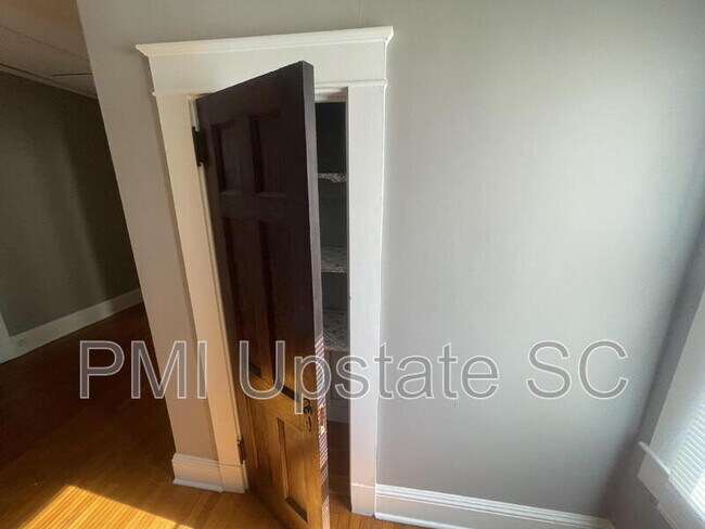 Building Photo - 181 N Fairview Ave