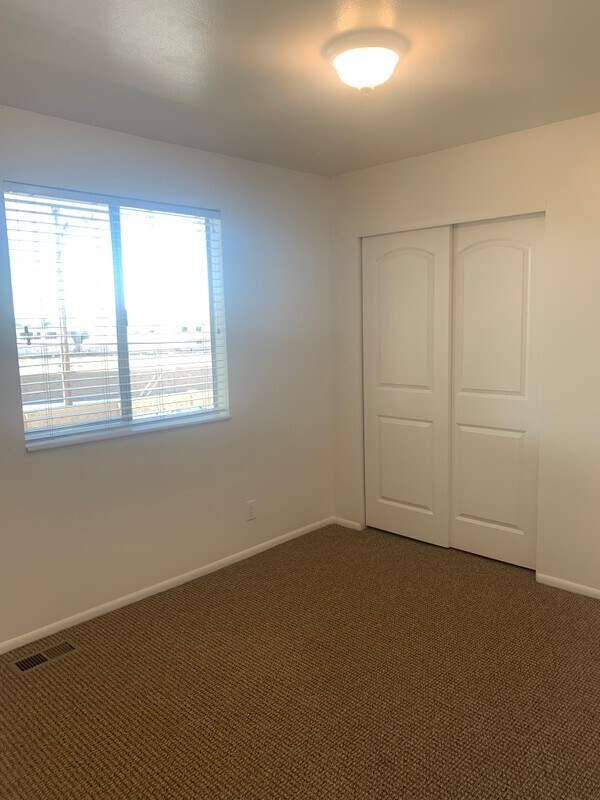 Building Photo - 585 E 50 S
