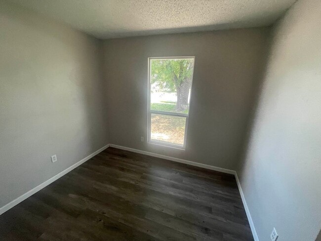 Building Photo - Spacious 5-Bedroom Home in a Great Neighbo...